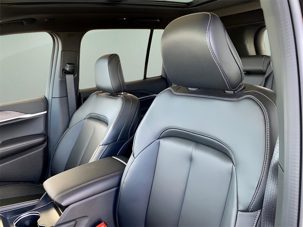 New 2025 Jeep Grand Cherokee Limited w/ Trailer Tow Package image 17