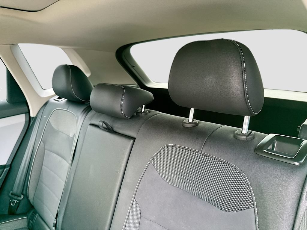 Used 2023 Volkswagen Taos SE w/ Panoramic Sunroof Package FWD image 16