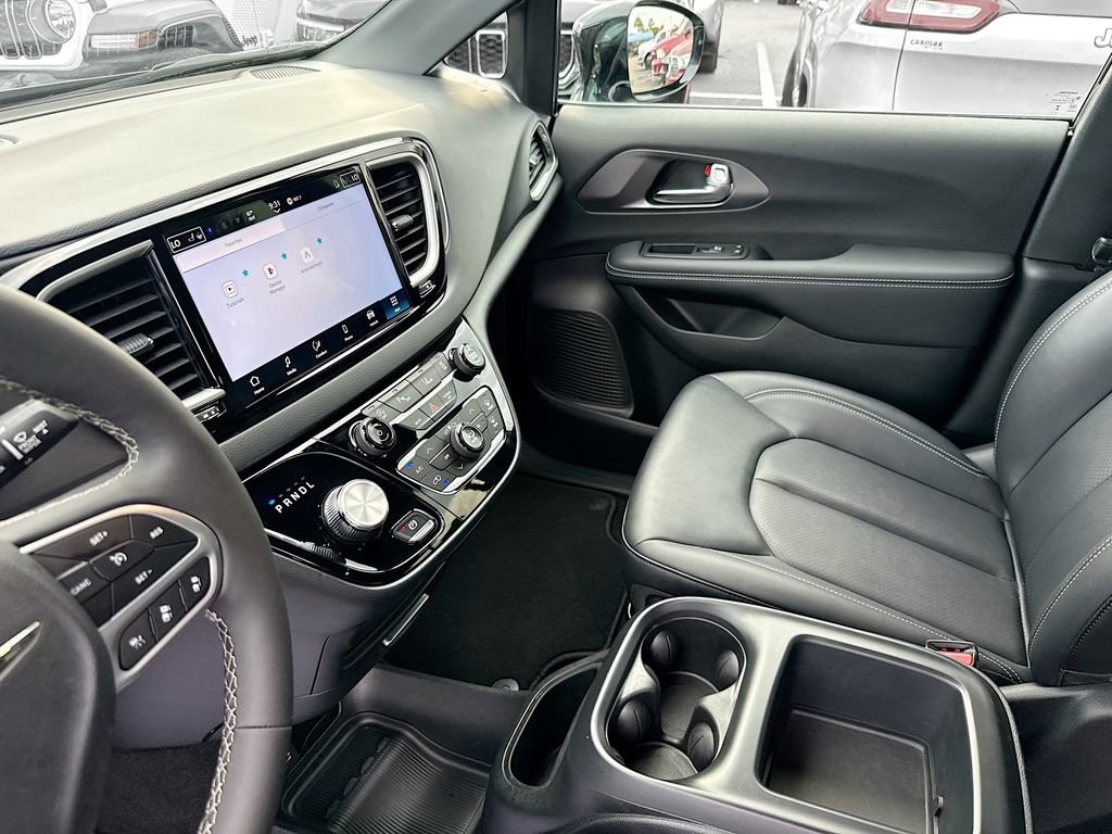 Used 2026 Chrysler Pacifica Select image 26