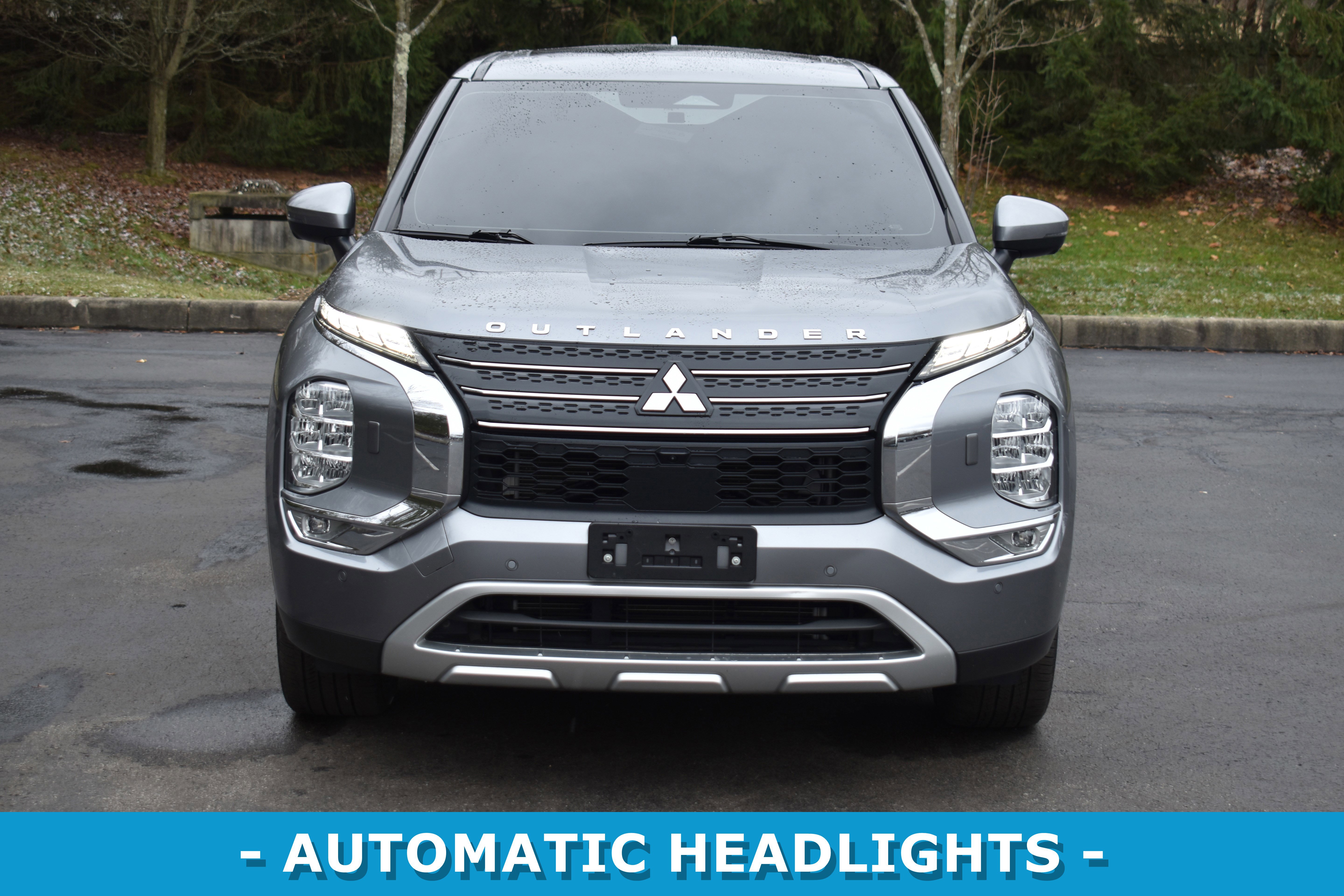 Used 2022 Mitsubishi Outlander SE image 2