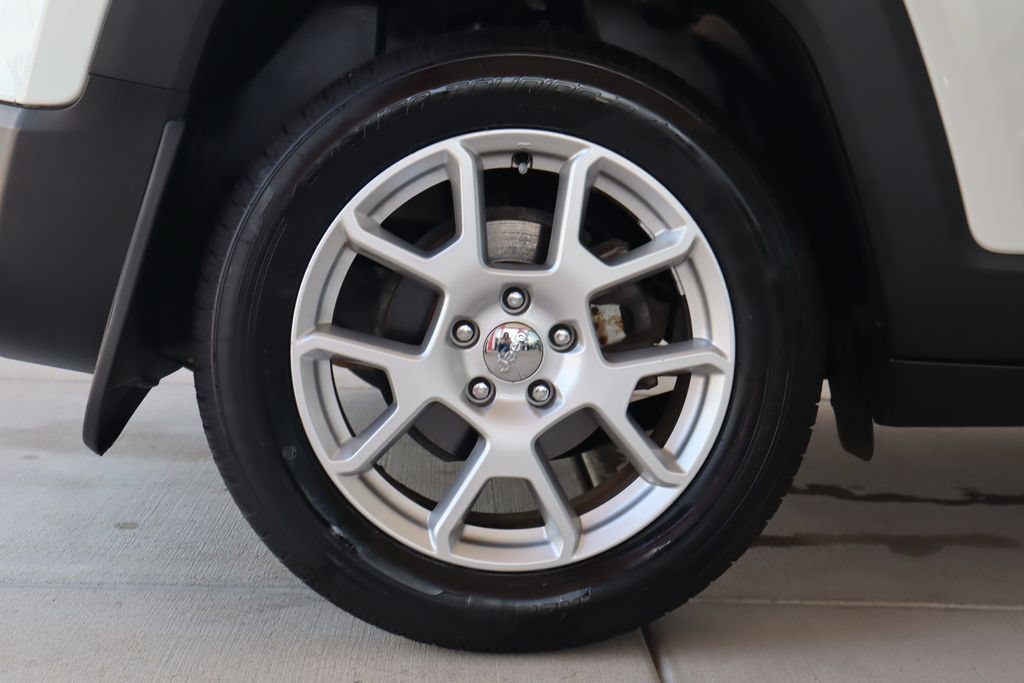 Used 2019 Jeep Renegade Latitude FWD image 12