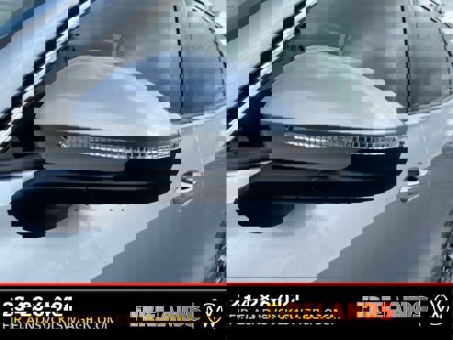 New 2025 Volkswagen Tiguan SE image 12