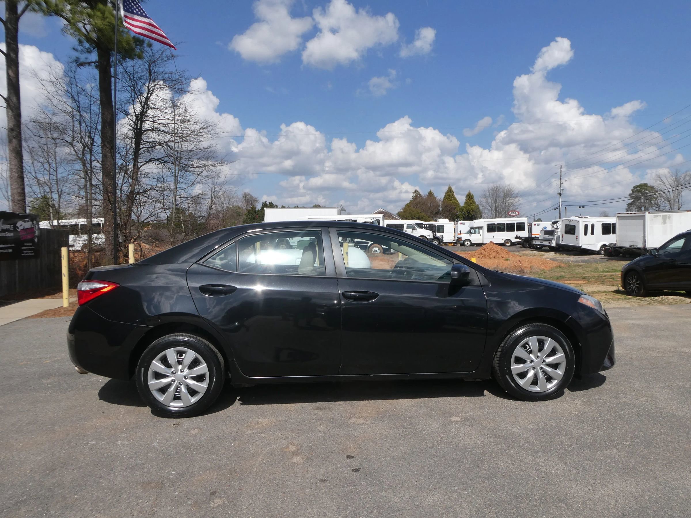 Used 2015 Toyota Corolla LE FWD image 4