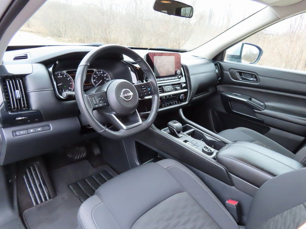 Used 2025 Nissan Pathfinder SV image 23