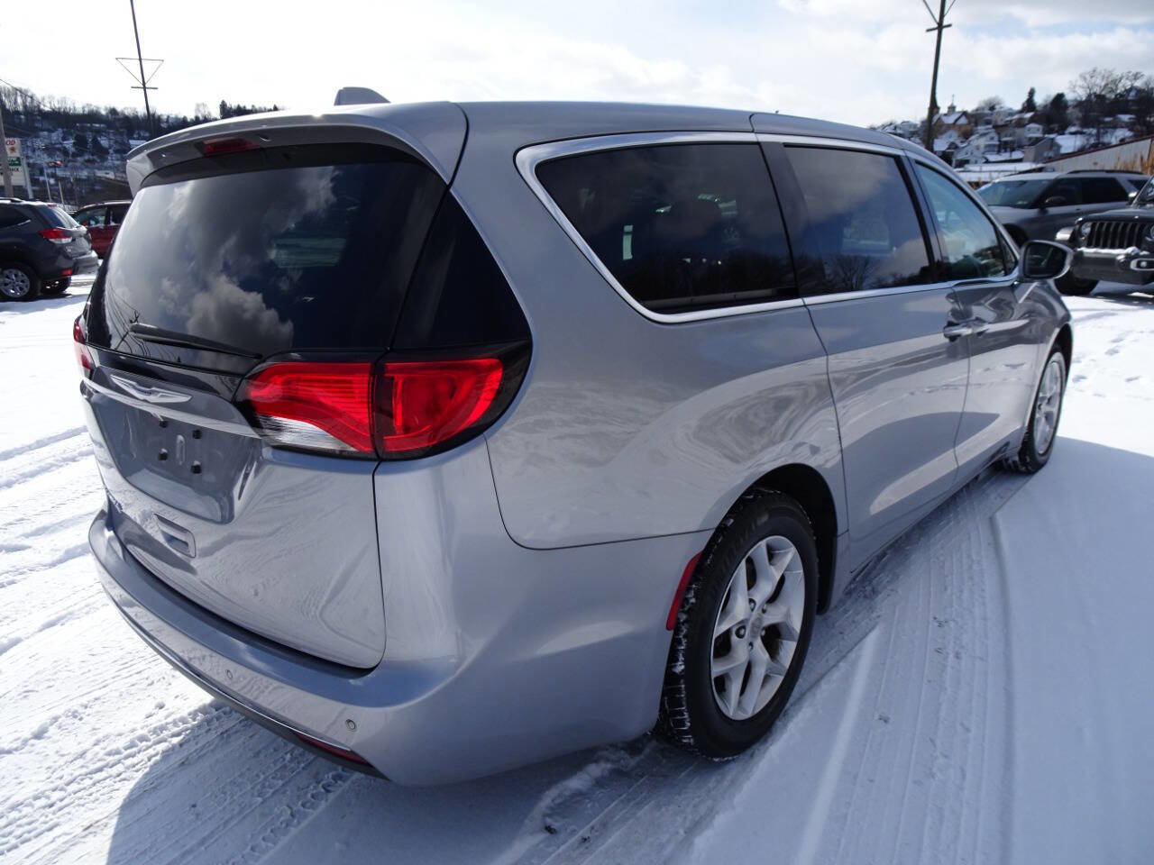 Used 2019 Chrysler Pacifica Touring Plus w/ Tire & Wheel Group image 6