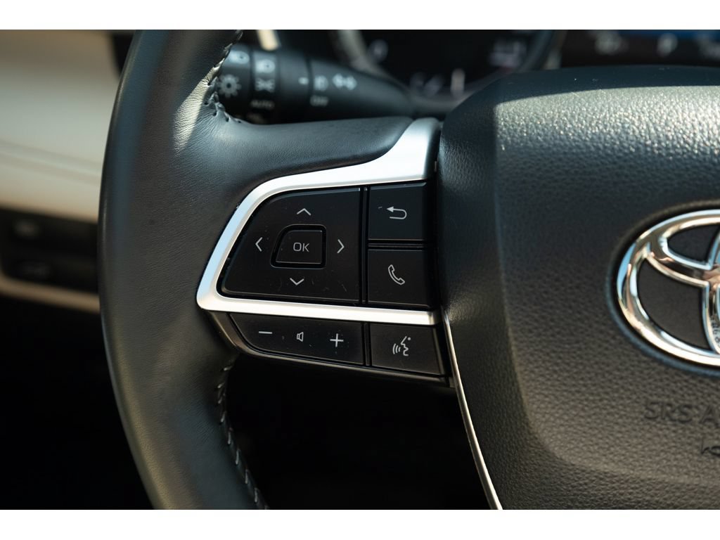 Used 2025 Toyota Highlander XLE FWD image 19
