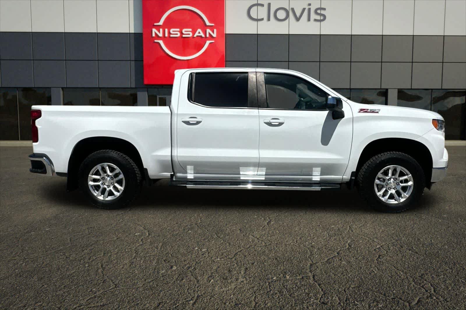 Used 2022 Chevrolet Silverado 1500 LT w/ Z71 Off-Road Package AWD/4WD image 9