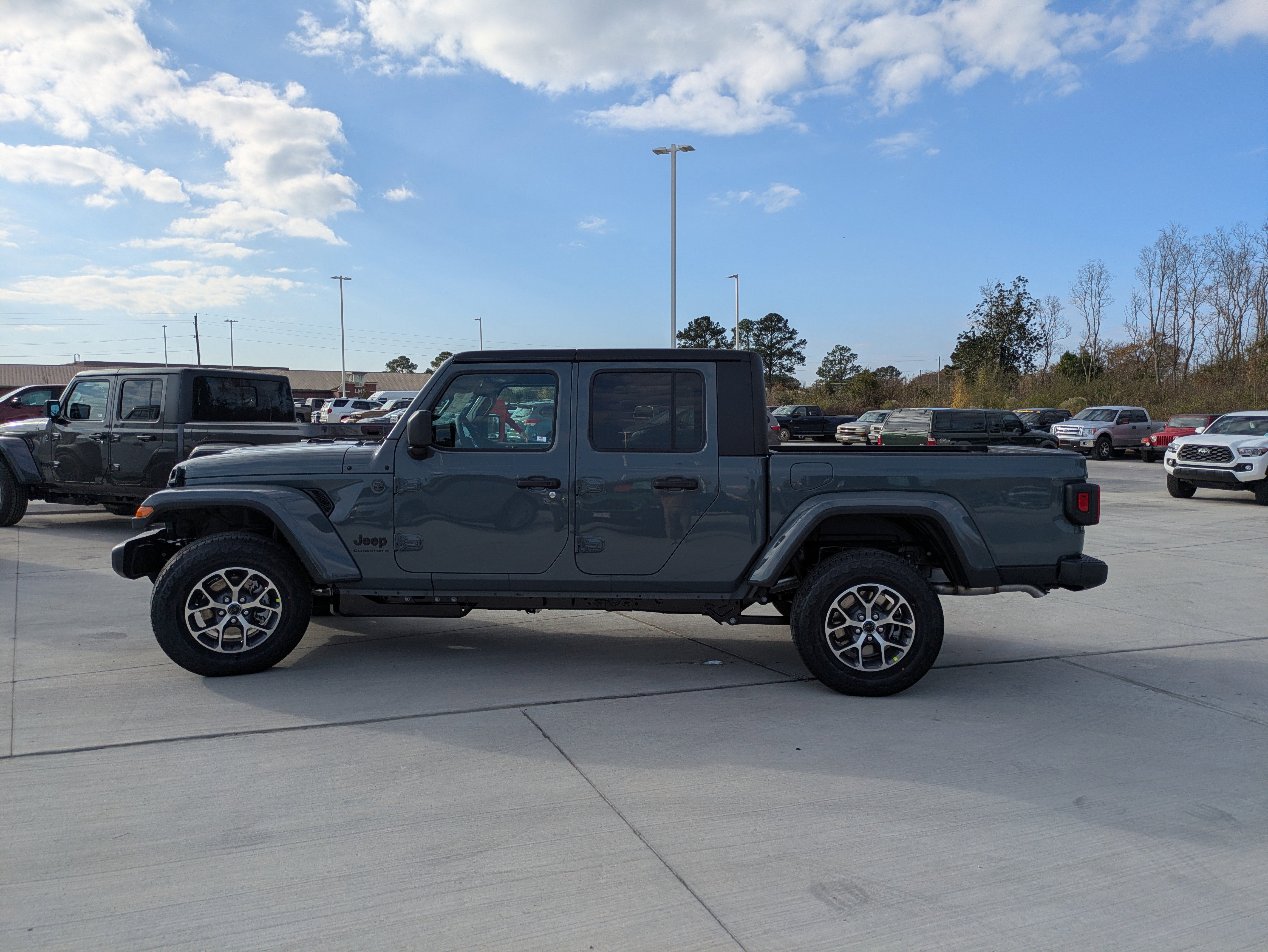 New 2026 Jeep Gladiator Sport AWD/4WD image 4
