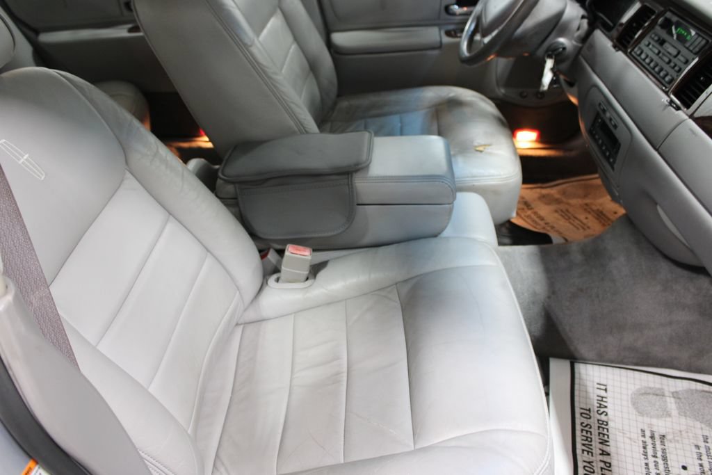 Used 2002 Lincoln Town Car Executive image 26