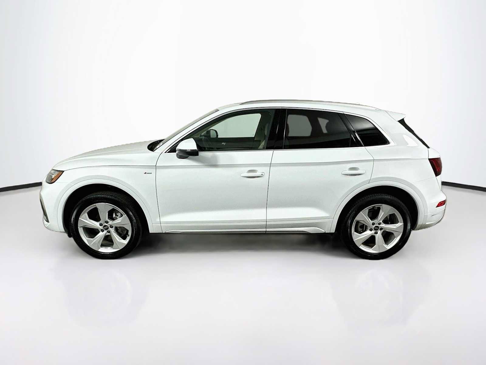Used 2023 Audi Q5 2.0T Premium Plus w/ Premium Plus Package AWD/4WD image 2