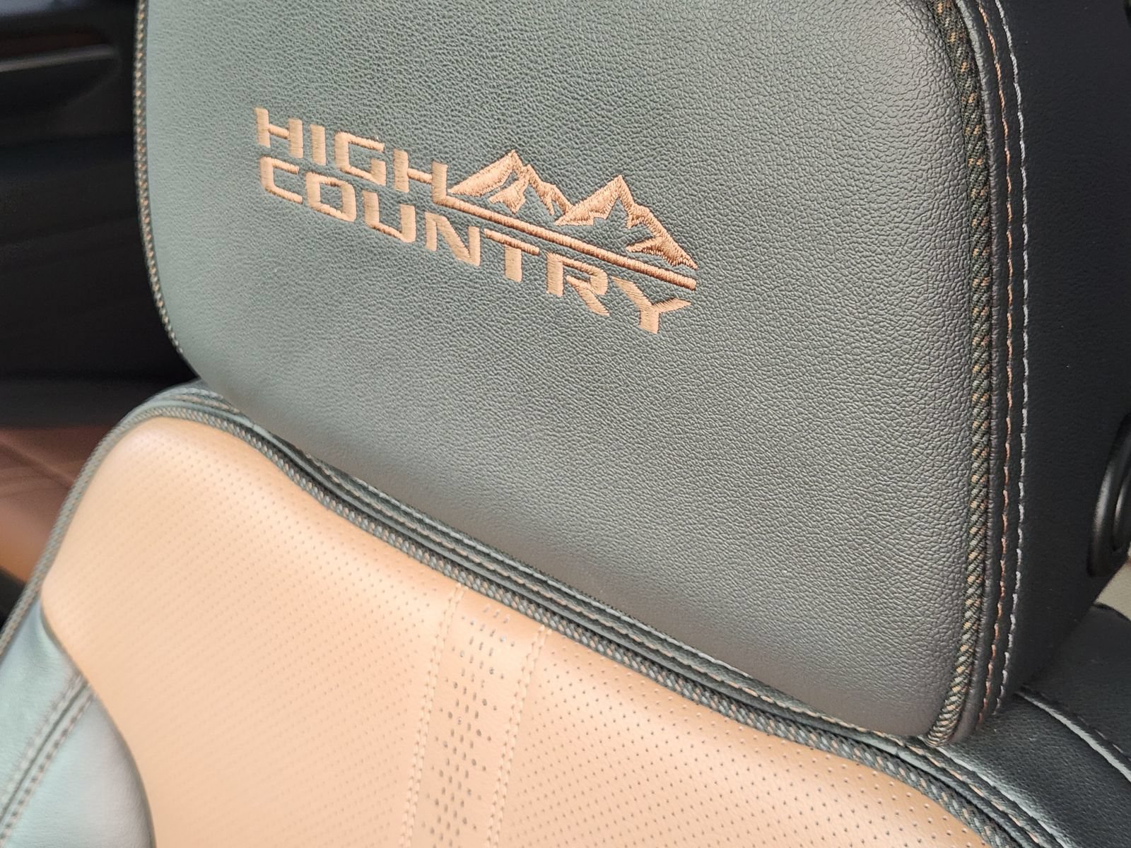 Used 2025 Chevrolet Silverado 3500 High Country w/ High Country Premium Package AWD/4WD image 16