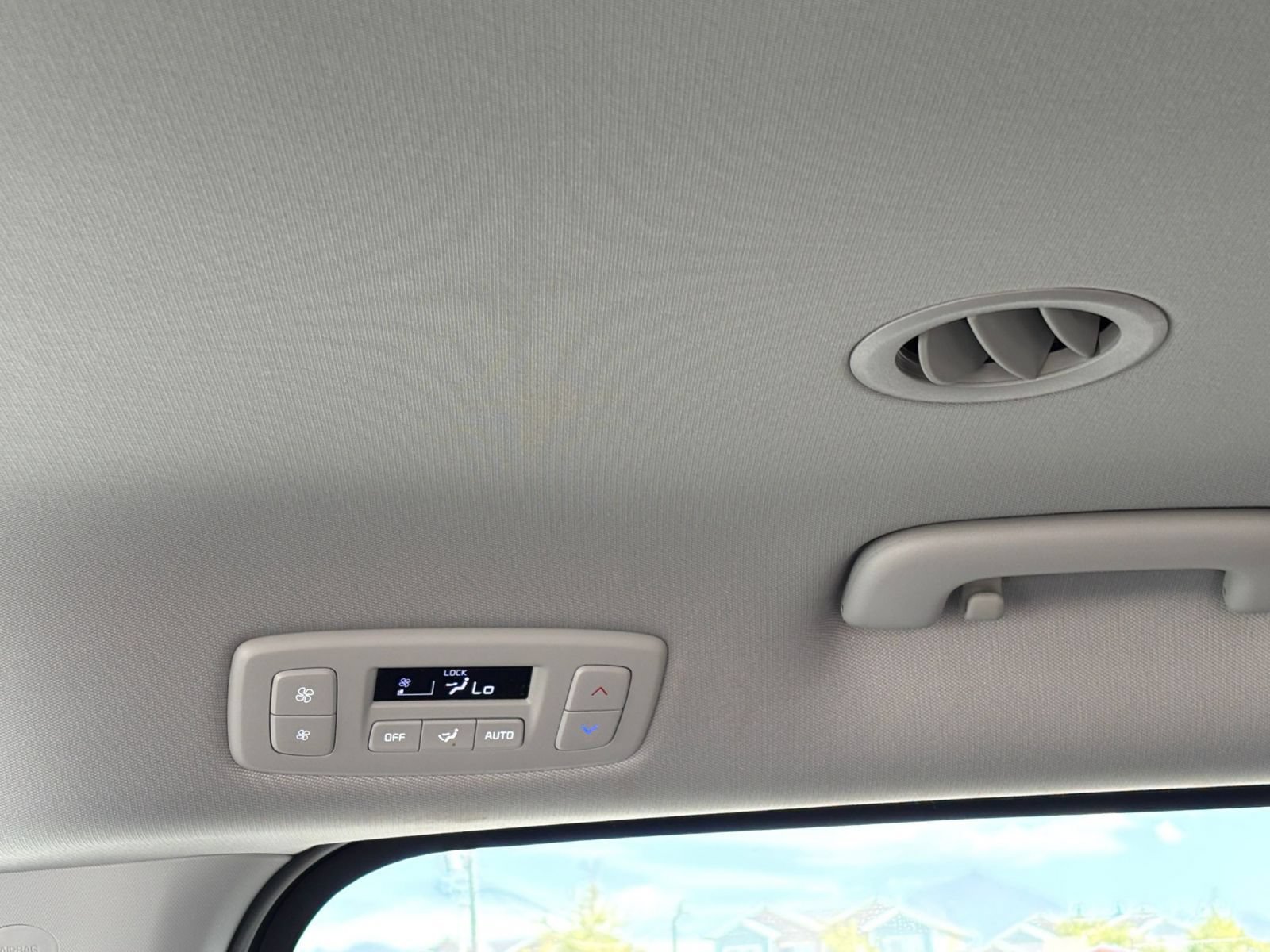Used 2026 Kia Carnival FWD image 24