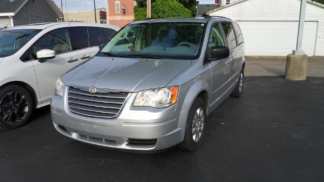 Used 2010 Chrysler Town & Country LX w/ Entertainment Group #1 FWD image 2