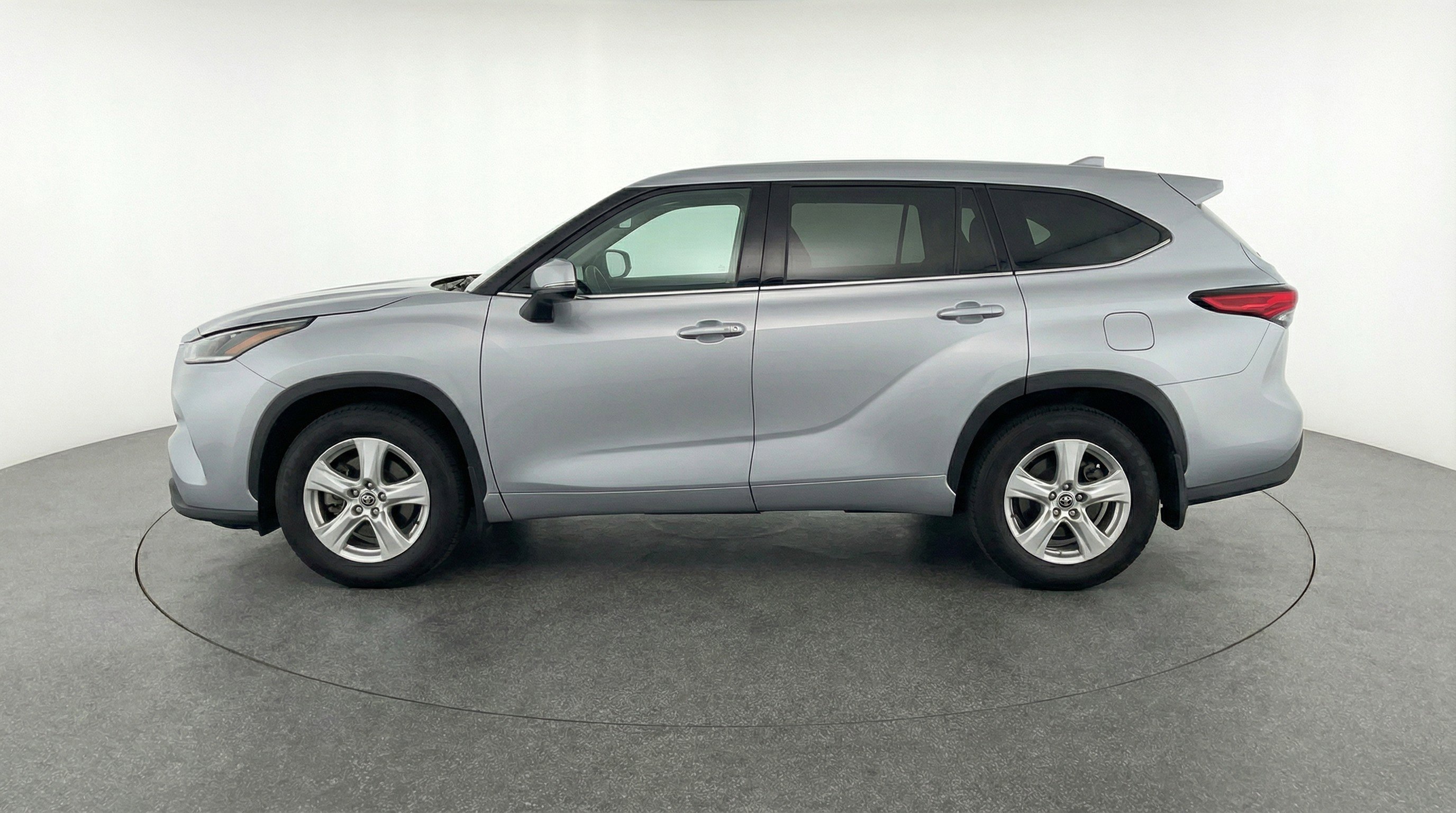 Used 2025 Toyota Highlander LE image 5