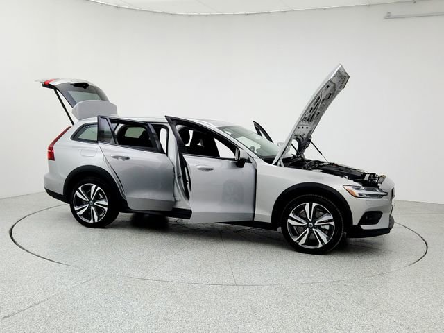 Certified 2025 Volvo V60 B5 Cross Country Plus image 10