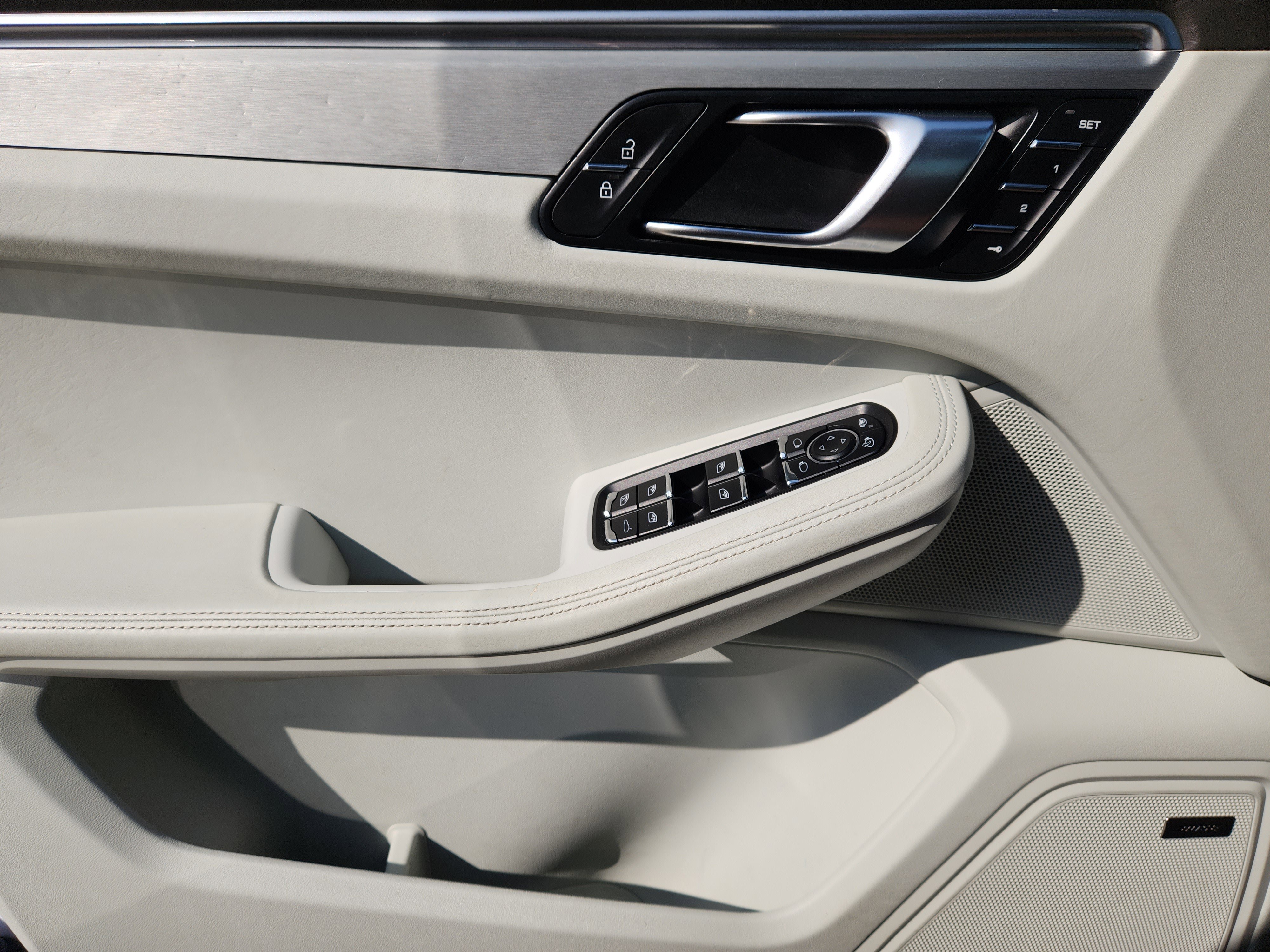 Used 2020 Porsche Macan Turbo image 22