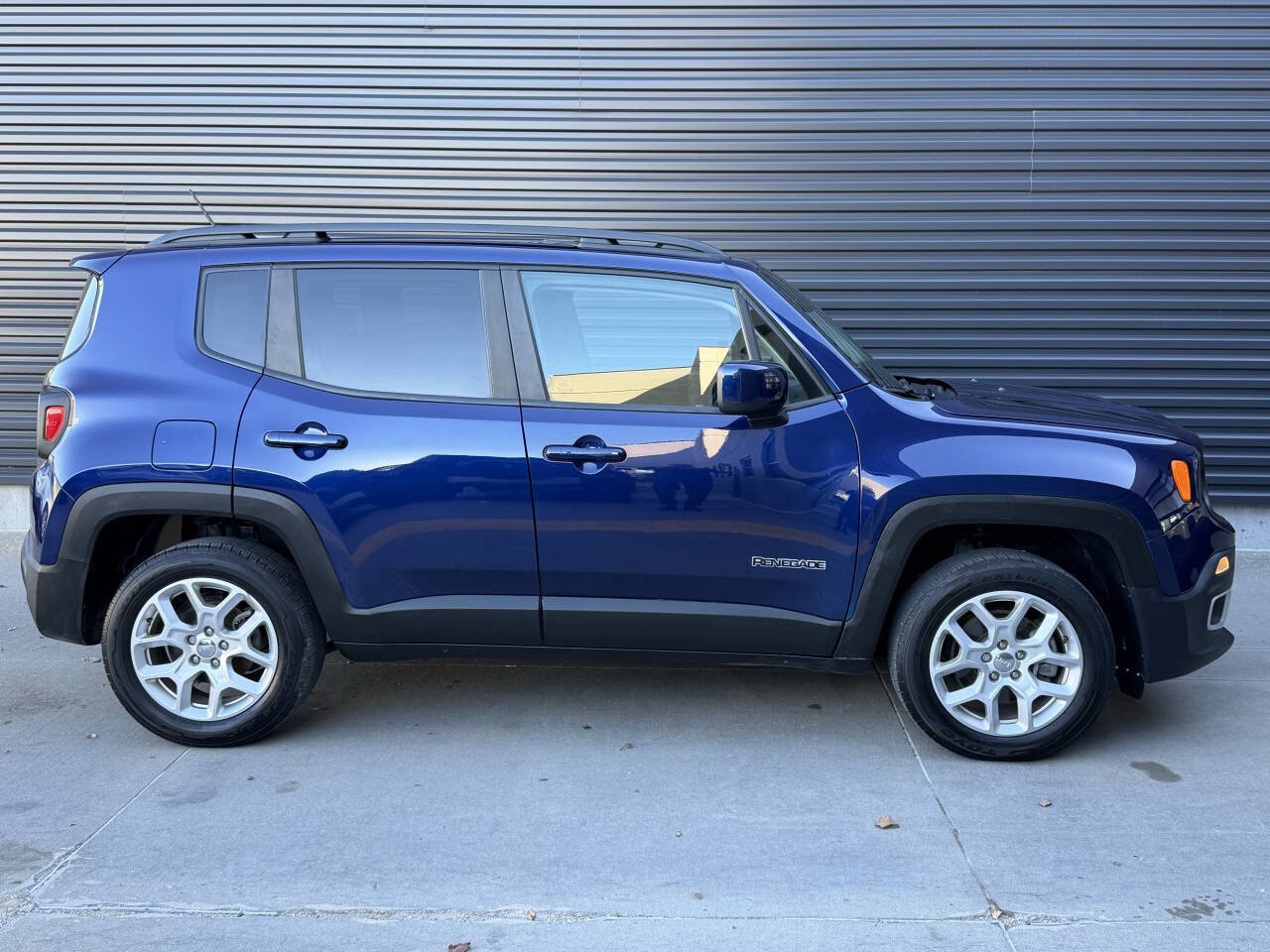 Used 2017 Jeep Renegade Latitude w/ Cold Weather Group AWD/4WD image 10