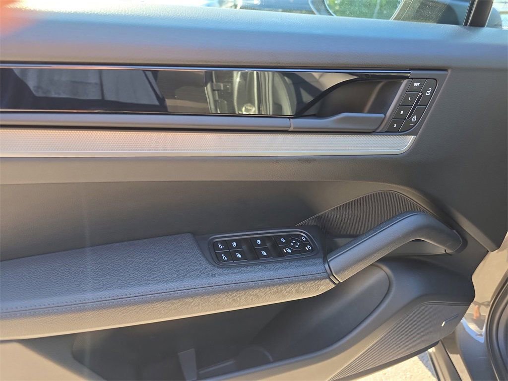 Certified 2025 Porsche Cayenne AWD/4WD image 23
