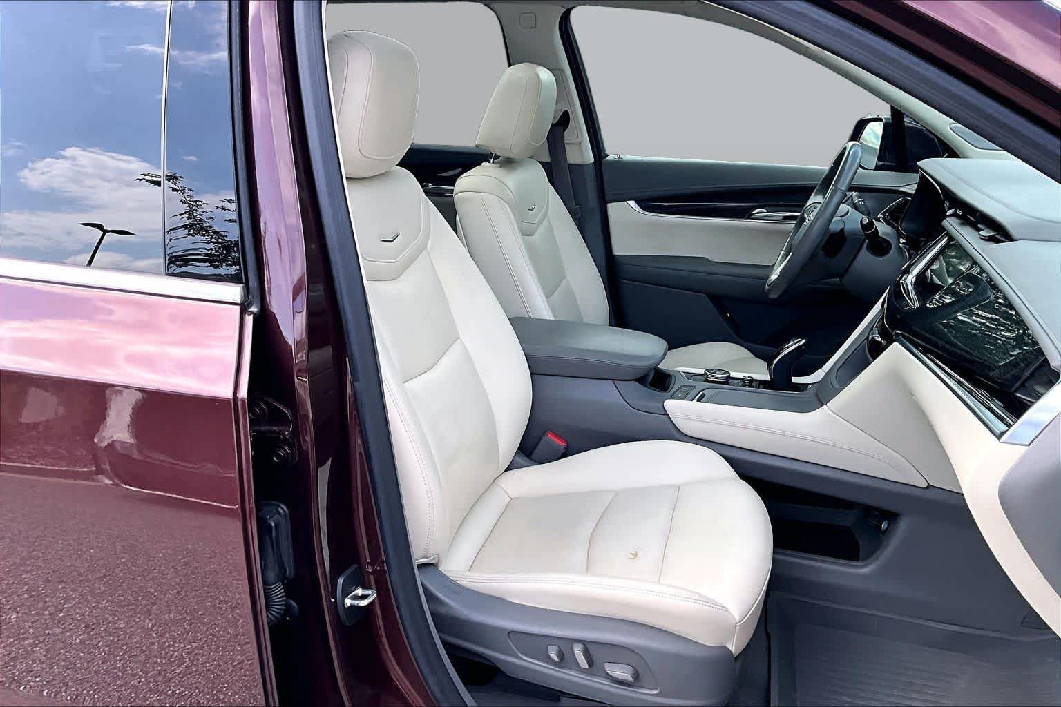 Used 2022 Cadillac XT6 Premium Luxury w/ Technology Package FWD image 9