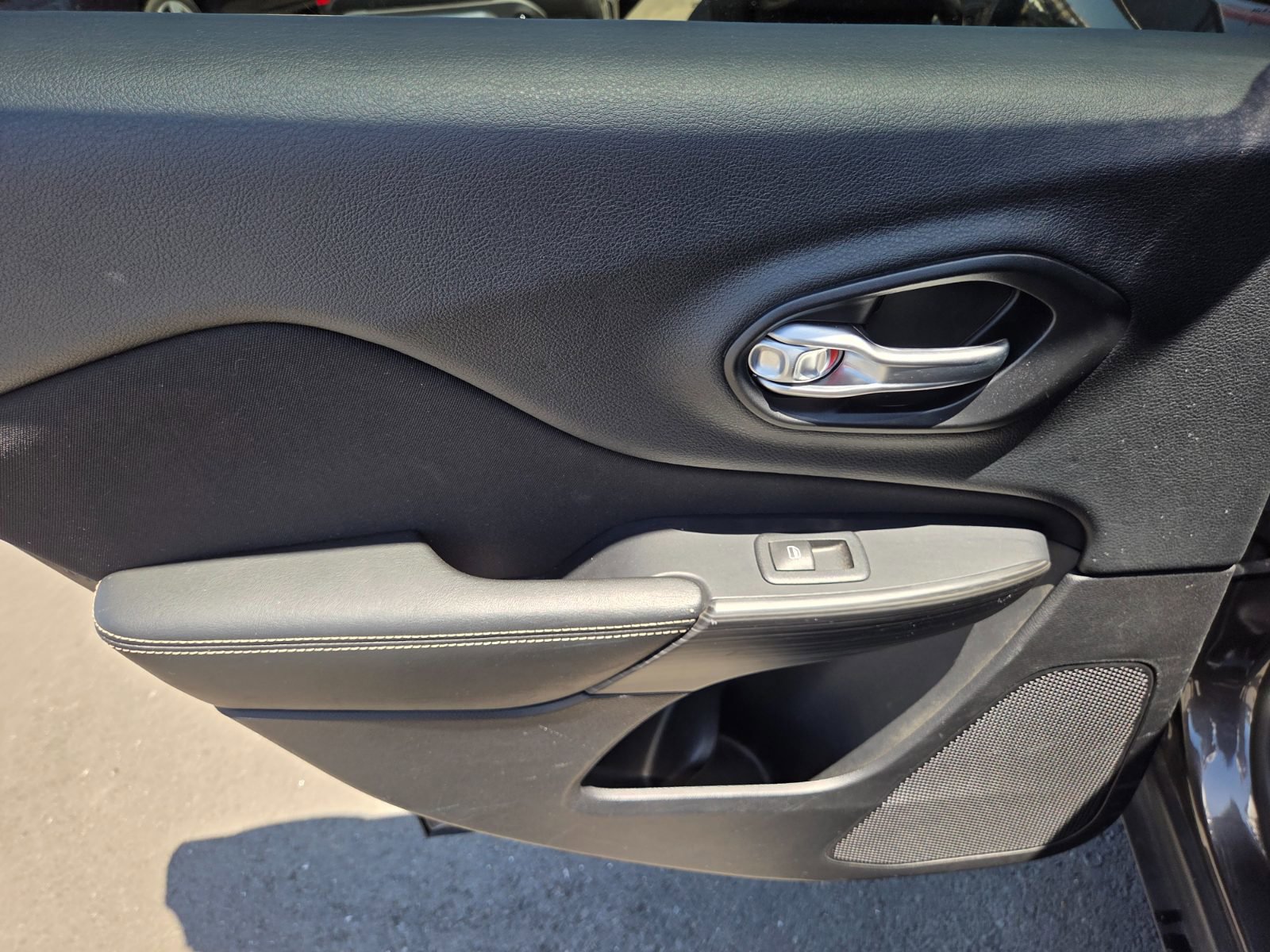 Used 2016 Jeep Cherokee Latitude FWD image 8