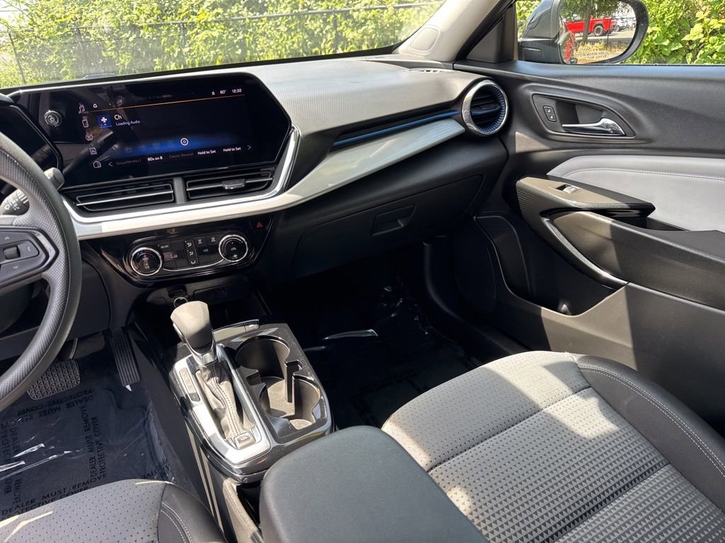 Used 2025 Chevrolet Trax LT FWD image 10