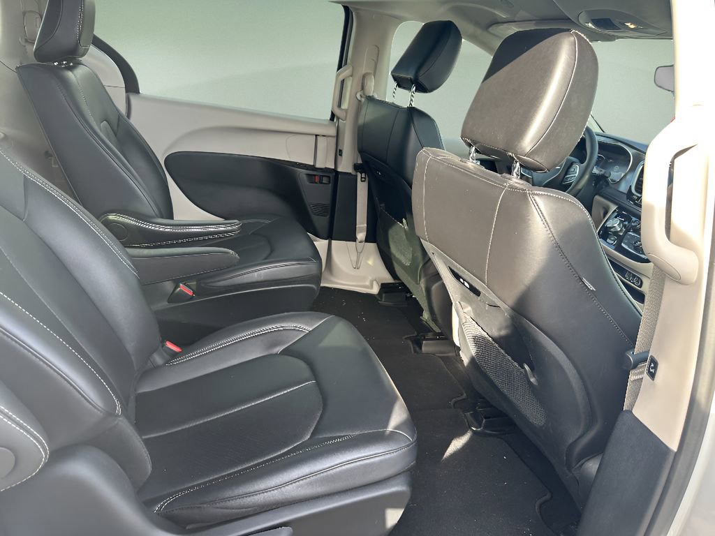 Used 2024 Chrysler Pacifica Select image 24