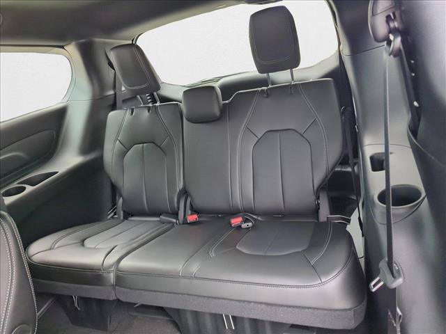 New 2025 Chrysler Pacifica Select AWD/4WD image 16