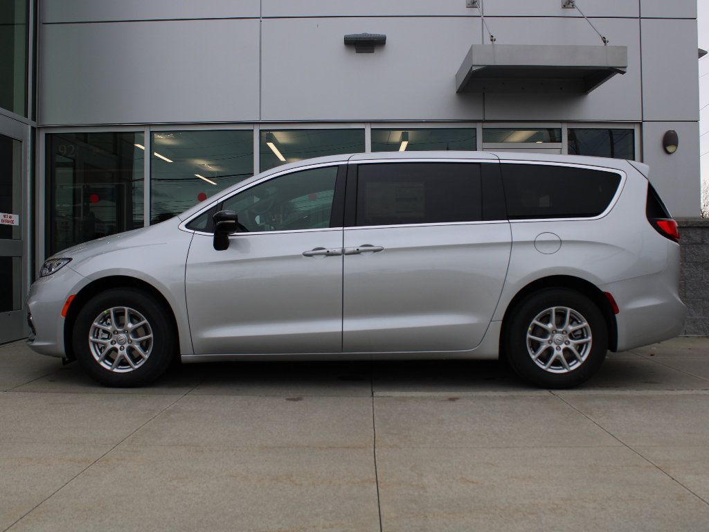 New 2026 Chrysler Pacifica Select image 5