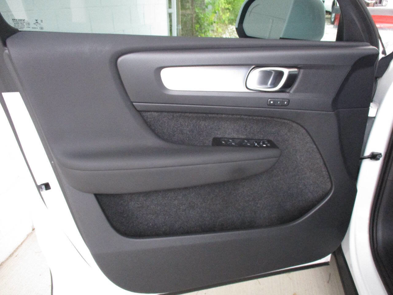 Used 2022 Volvo XC40 T5 Momentum image 96