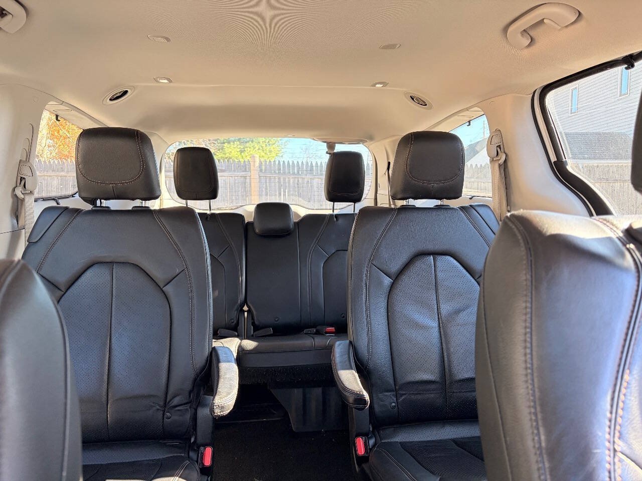 Used 2020 Chrysler Pacifica Touring-L FWD image 37