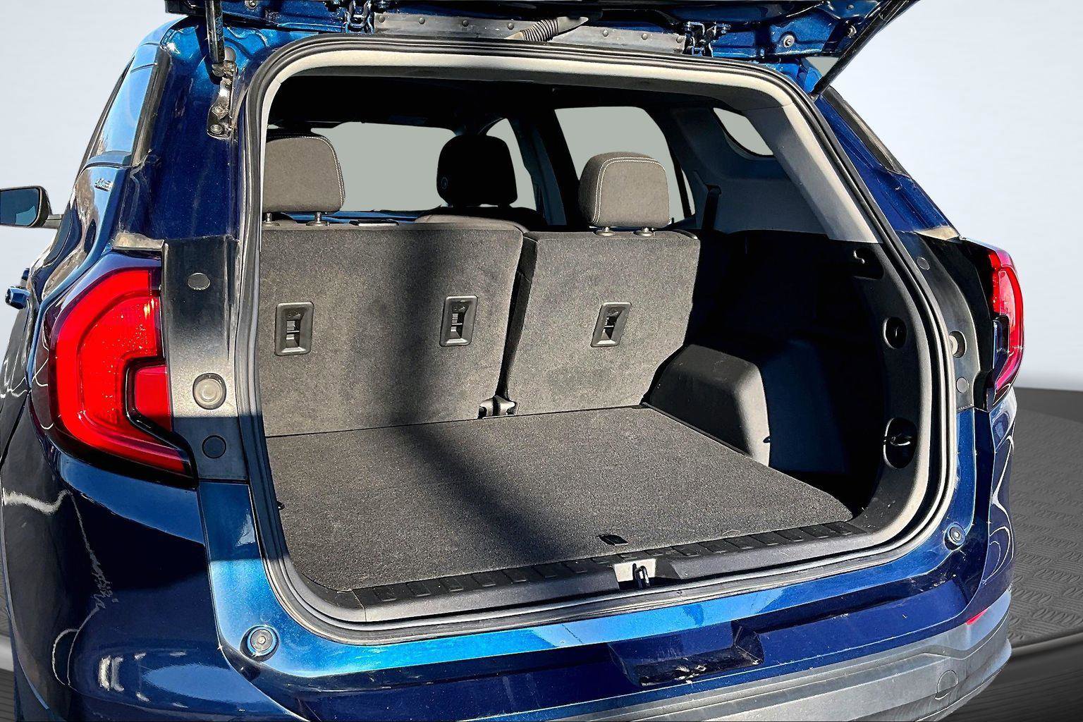 Used 2023 GMC Terrain SLE w/ Driver Convenience Package image 5