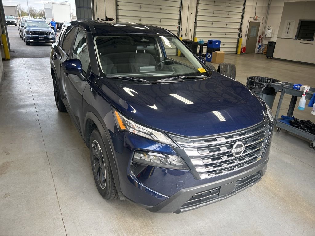 Used 2025 Nissan Rogue SV image 7