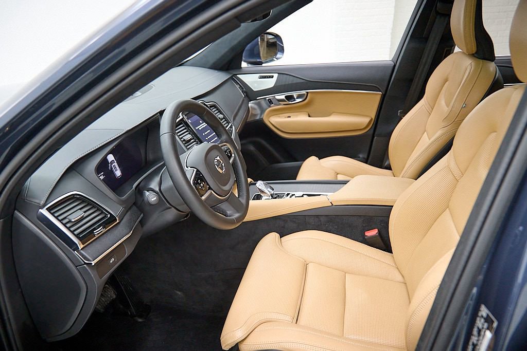 Certified 2024 Volvo XC90 B6 Ultimate w/ Lounge Package image 18