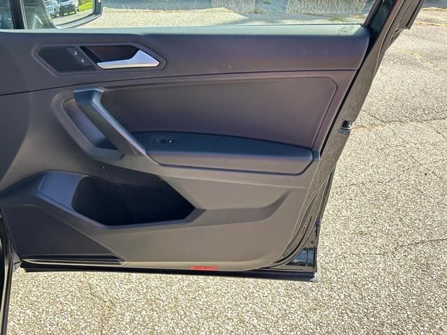 Used 2021 Volkswagen Tiguan SE w/ Panoramic Sunroof Package image 30