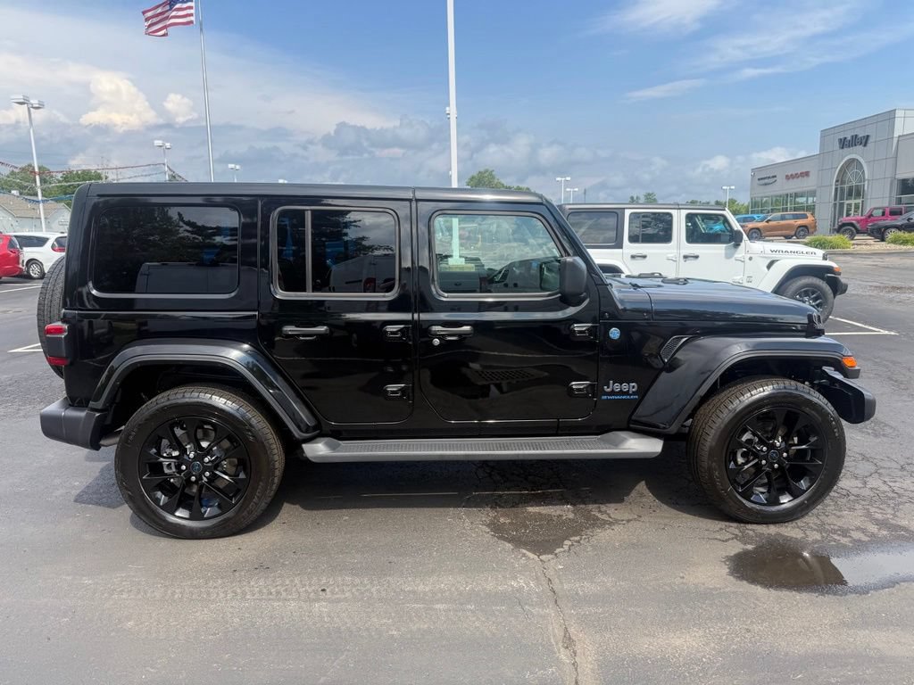 Used 2025 Jeep Wrangler Unlimited Sahara AWD/4WD image 2