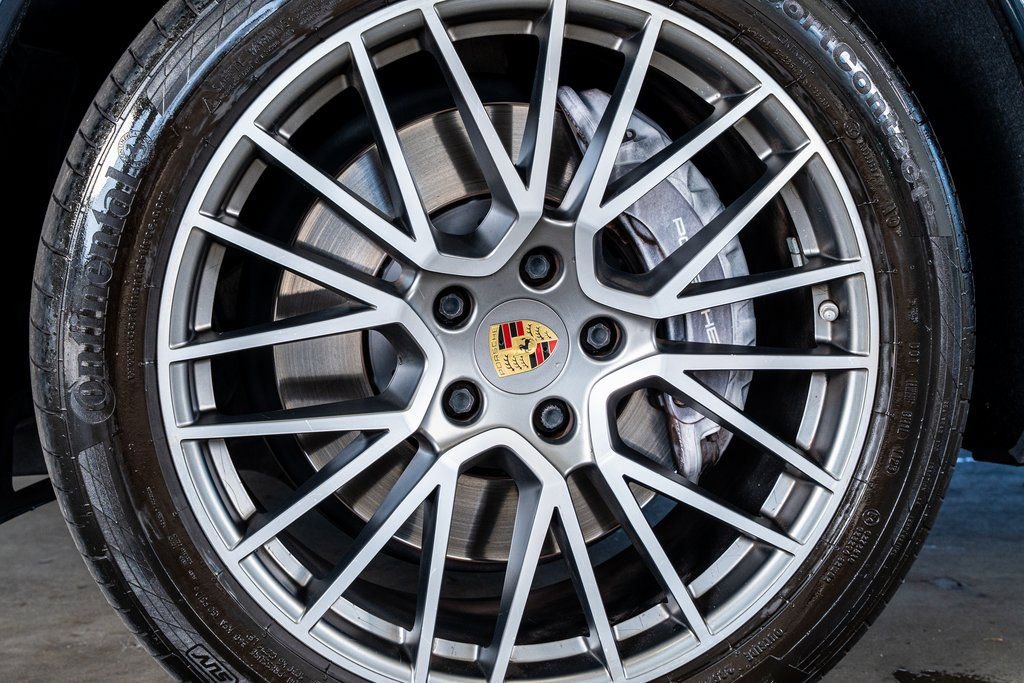 Used 2022 Porsche Cayenne Platinum Edition image 10