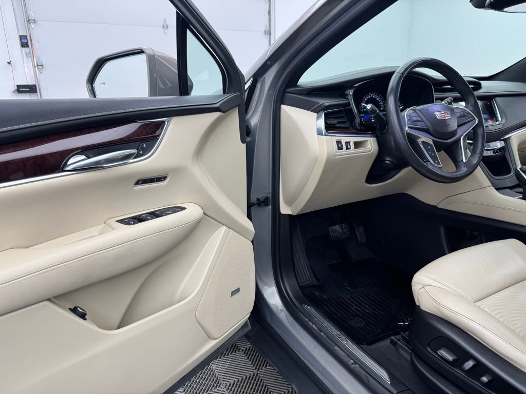 Used 2018 Cadillac XT5 Luxury w/ Driver Awareness Package image 16