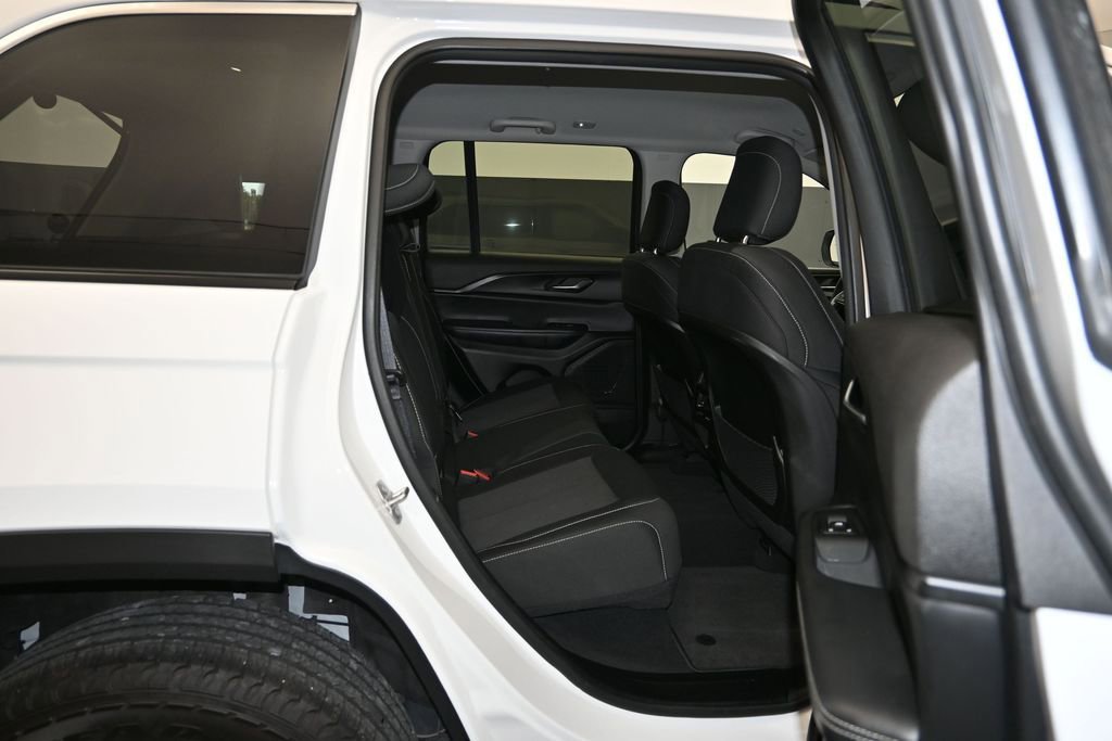 Used 2023 Jeep Grand Cherokee Laredo RWD image 24