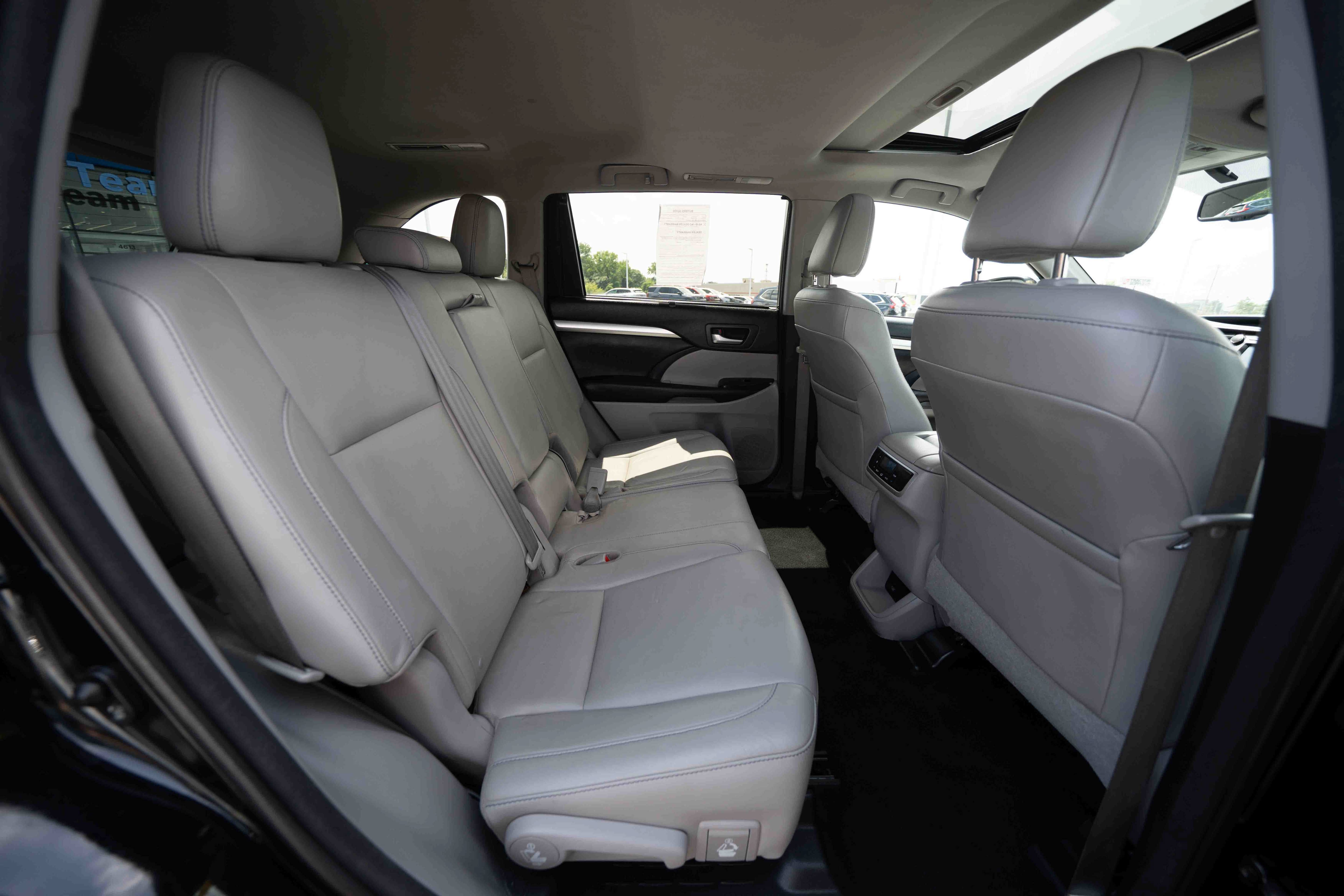 Used 2016 Toyota Highlander XLE AWD/4WD image 25