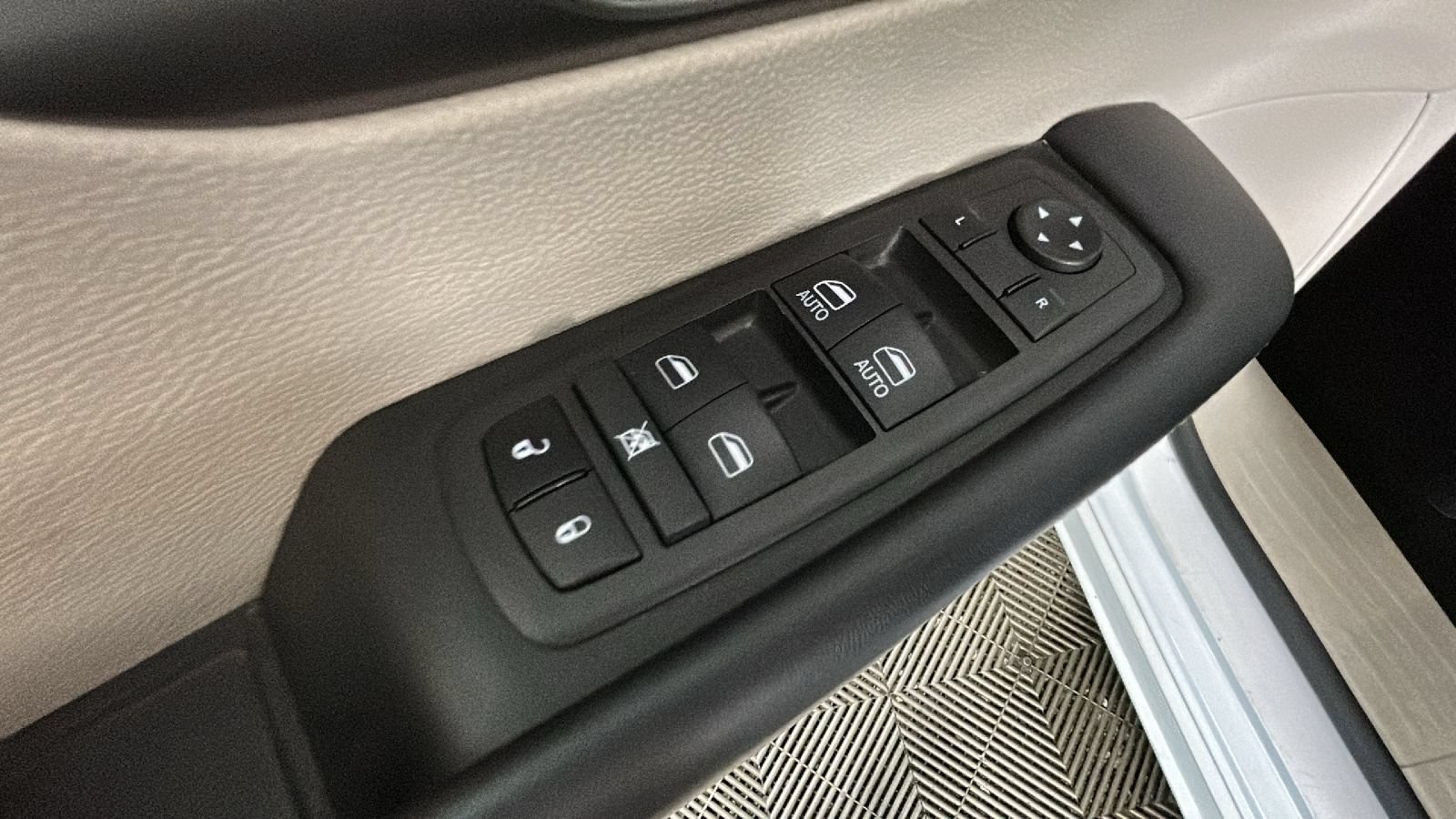 Used 2024 Chrysler Pacifica Touring-L FWD image 11