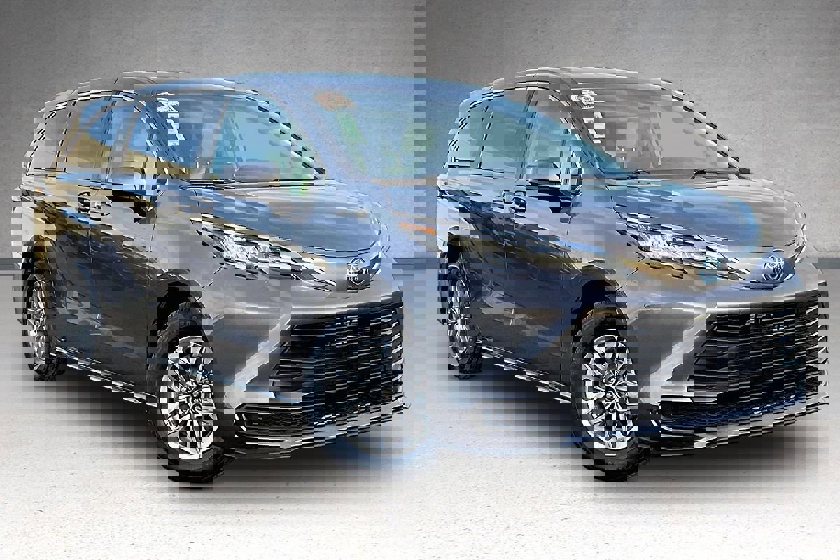 Used 2023 Toyota Sienna LE image 2