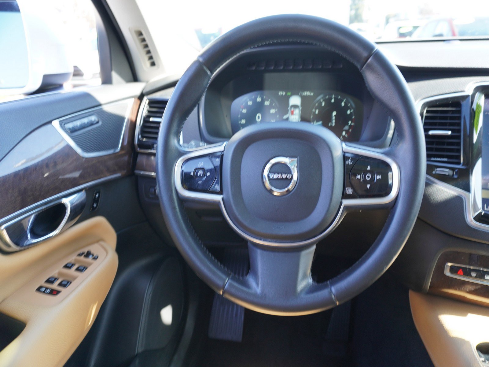 Used 2016 Volvo XC90 T6 Momentum image 17