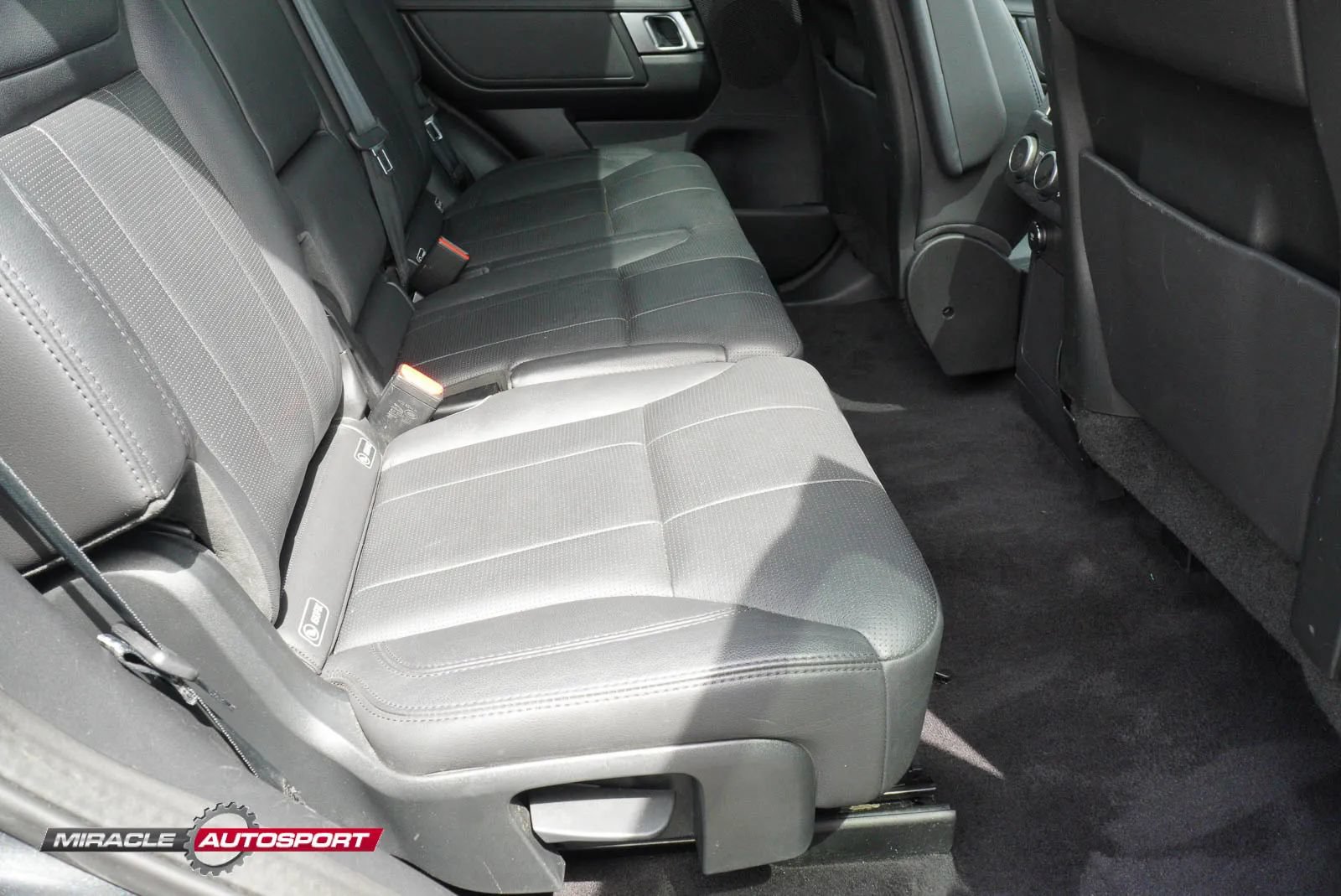Used 2020 Land Rover Discovery Landmark AWD/4WD image 39