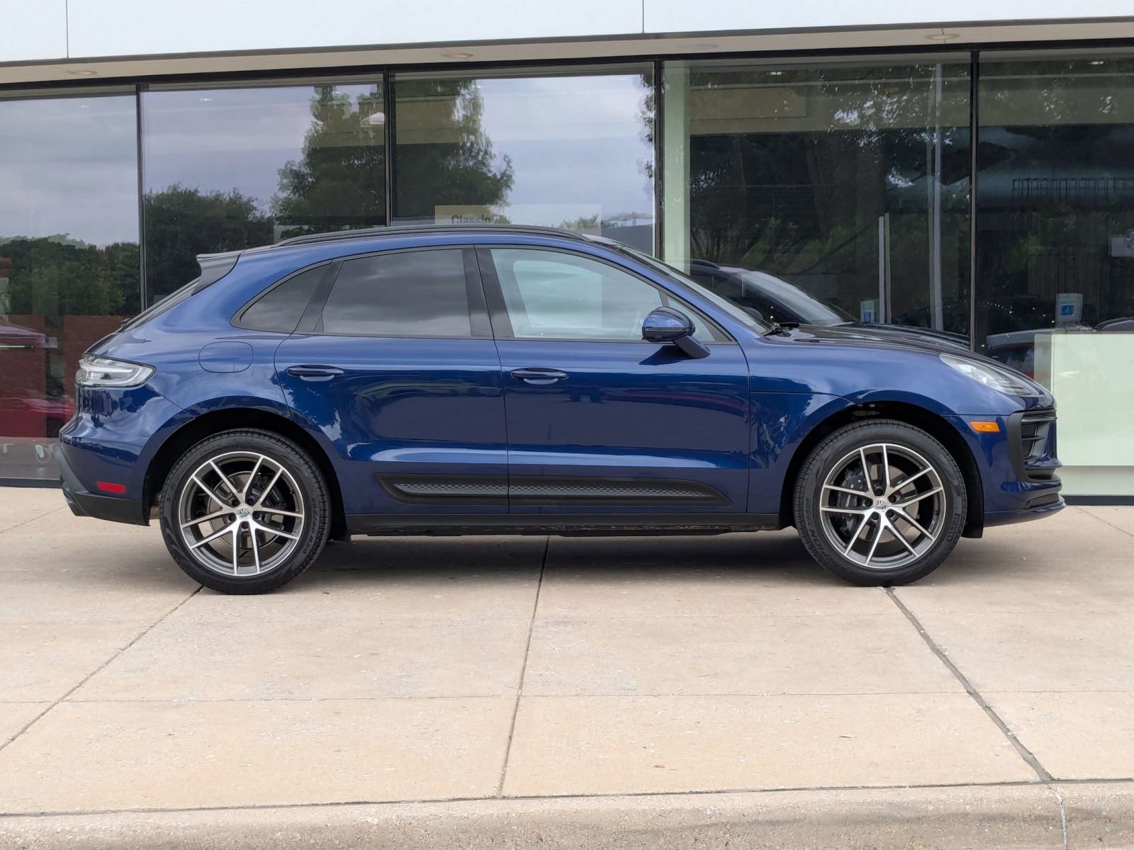 Certified 2026 Porsche Macan AWD/4WD image 8