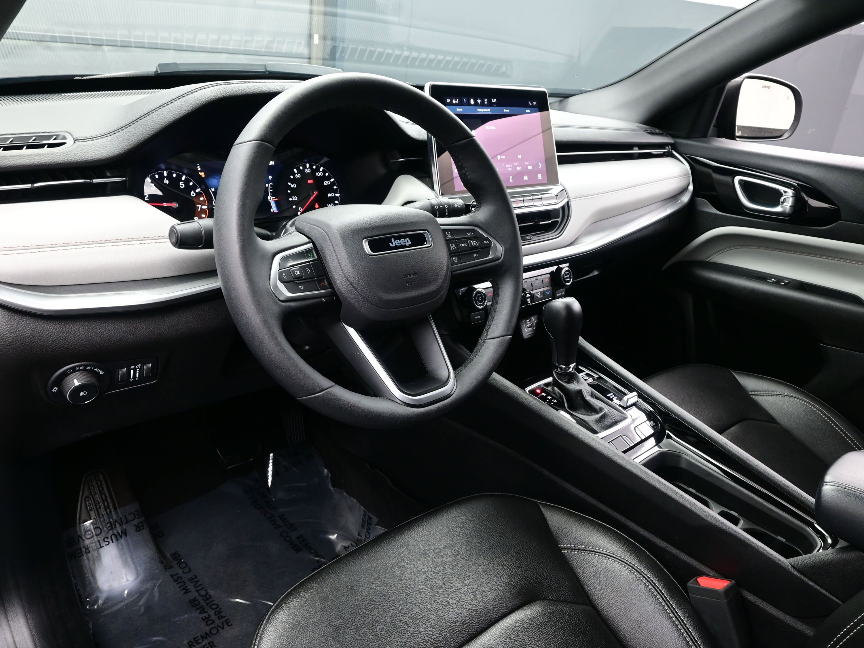 Used 2025 Jeep Compass Limited image 13