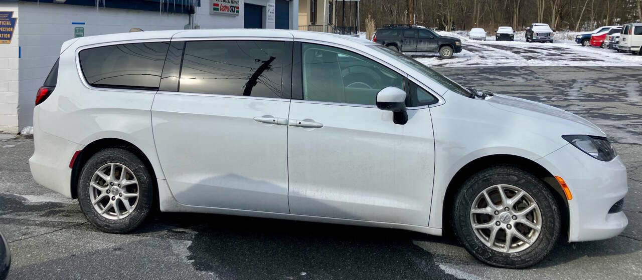 Used 2022 Chrysler Voyager LX image 5