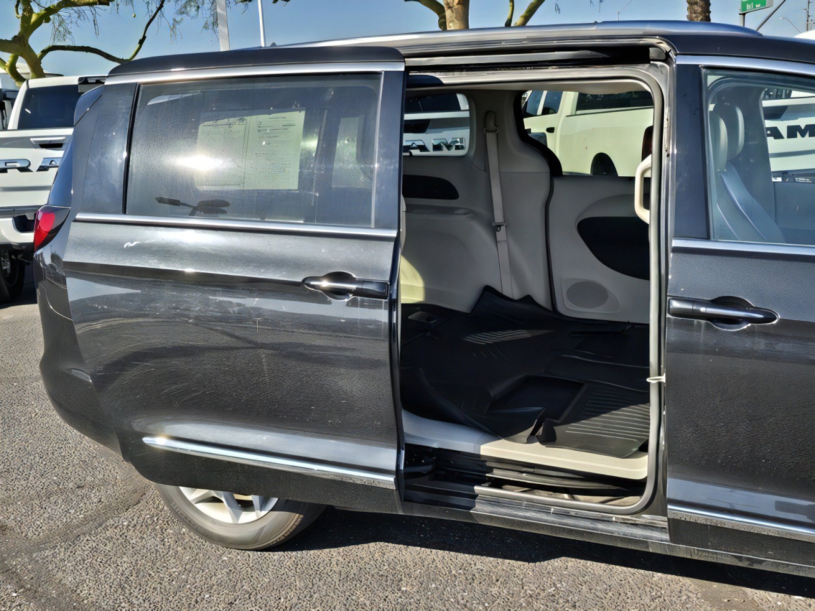 Used 2020 Chrysler Pacifica Limited image 34