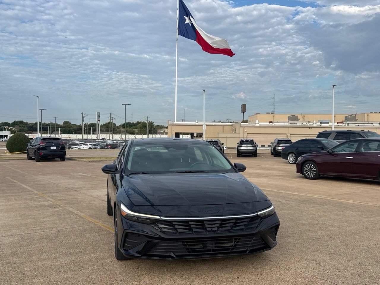 Used 2025 Hyundai Elantra SEL FWD image 4