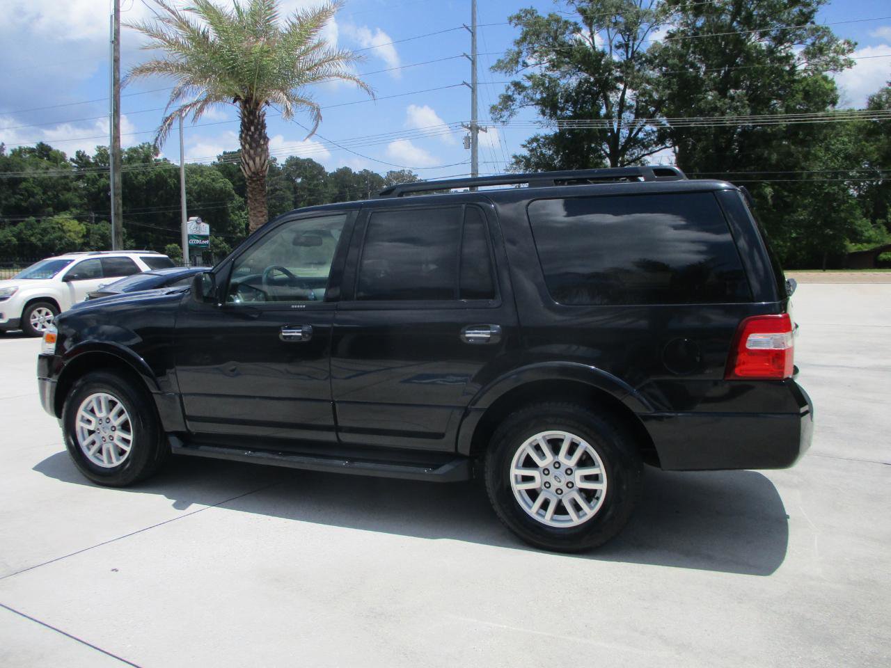 Used 2014 Ford Expedition XLT w/ Leather Seating Package RWD image 19