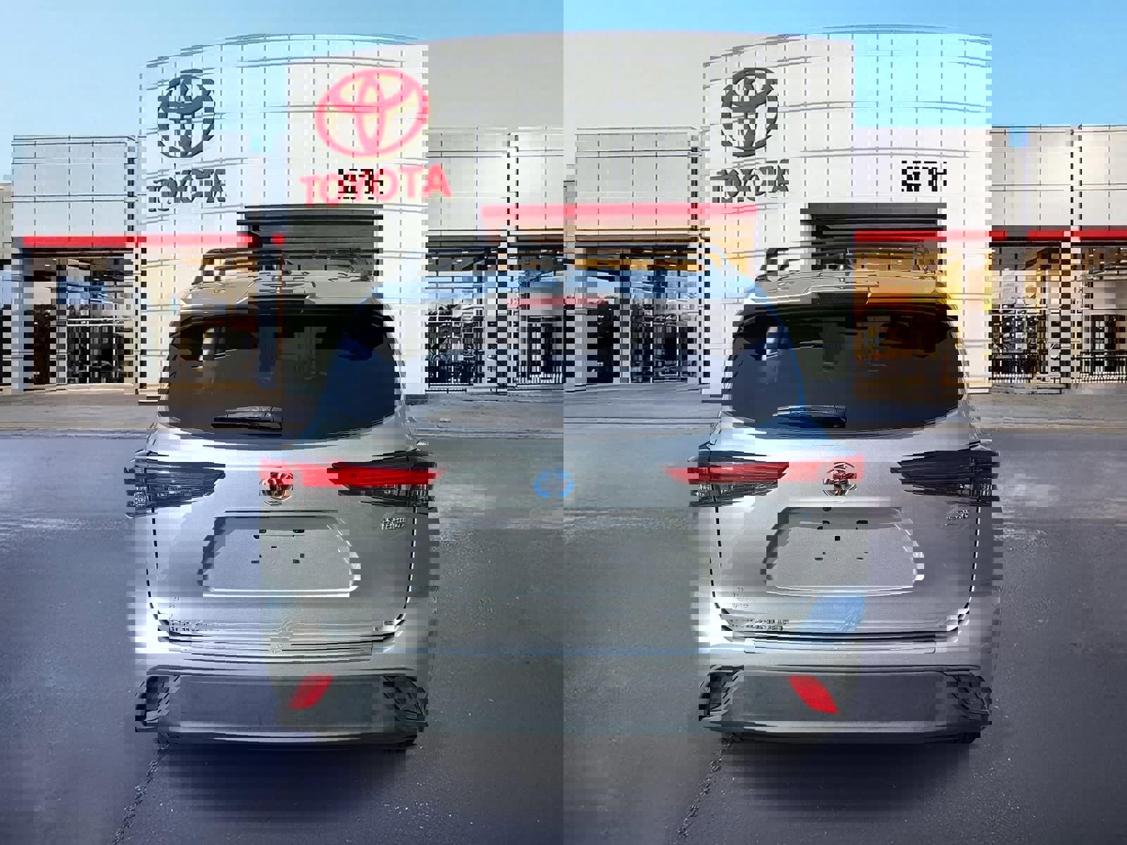 Used 2022 Toyota Highlander LE image 2